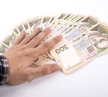 Para arka plan, beyaz arka plan üzerinde bir el ile bitti, Ukrayna para birimi izole Ukraynalı hryvnia