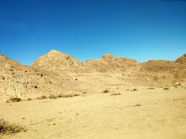 山と海のある砂漠の土地 — ストック写真