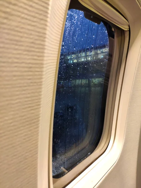 Widok z bliska z okna samolotu — Zdjęcie stockowe