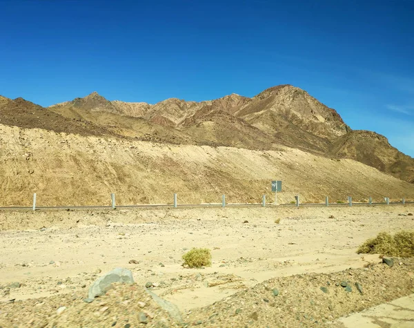 Estrada que atravessa as montanhas, colinas e deserto do Sinai — Fotografia de Stock