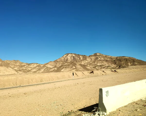 Ligne de frontière dans le désert, montagnes du Sinaï, collines — Photo