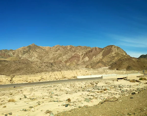 Ponte no deserto, montanhas do Sinai, colinas — Fotografia de Stock
