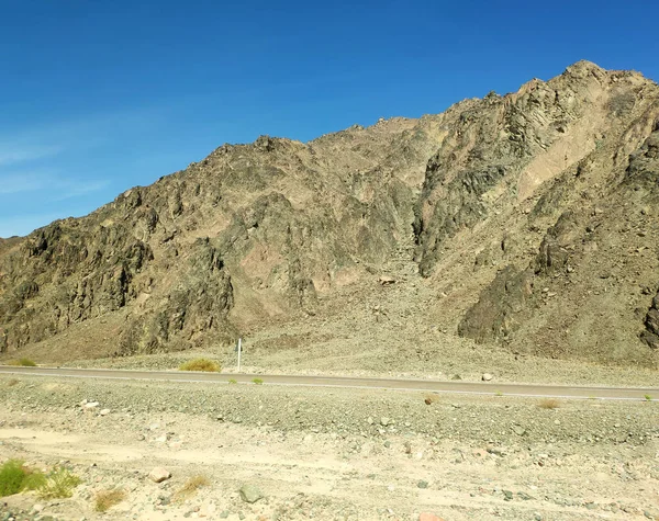 Sina dağları, tepeler ve çölden geçen yol — Stok fotoğraf