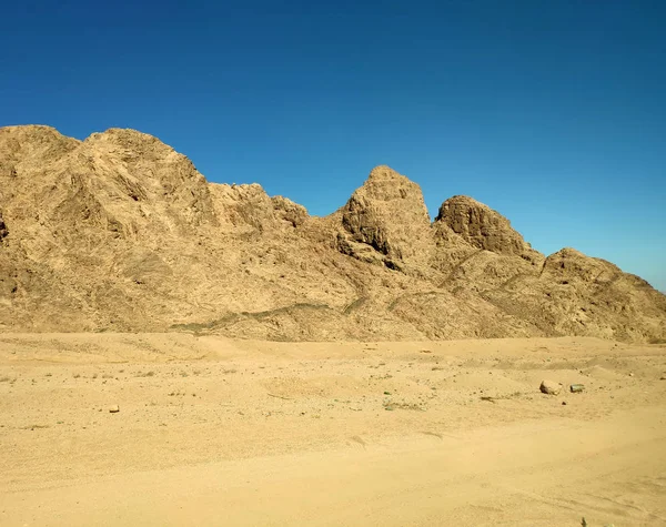 Terra do deserto com montanhas e mar — Fotografia de Stock