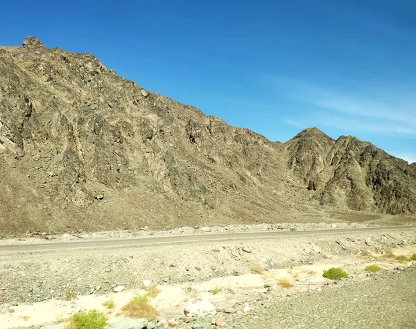 Straße durch Sinai-Berge, Hügel und Wüste — Stockfoto