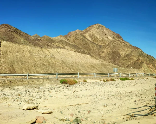 Väg som går genom Sinai berg, kullar och öken — Stockfoto