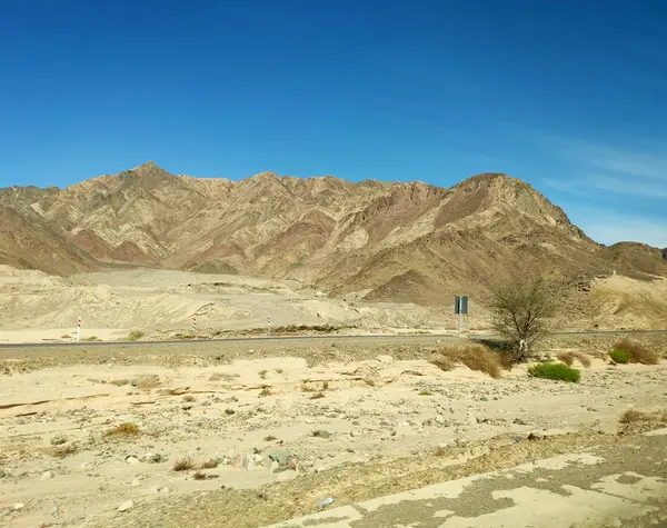 Straße durch Sinai-Berge, Hügel und Wüste — Stockfoto