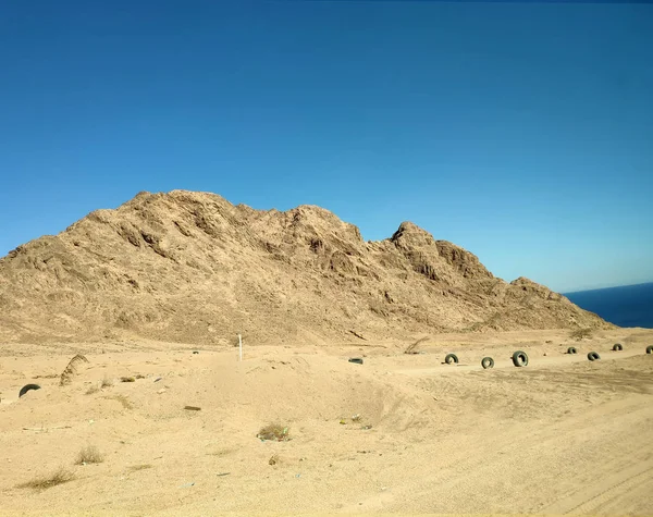 Sivatagi föld hegyekkel és tengerrel — Stock Fotó