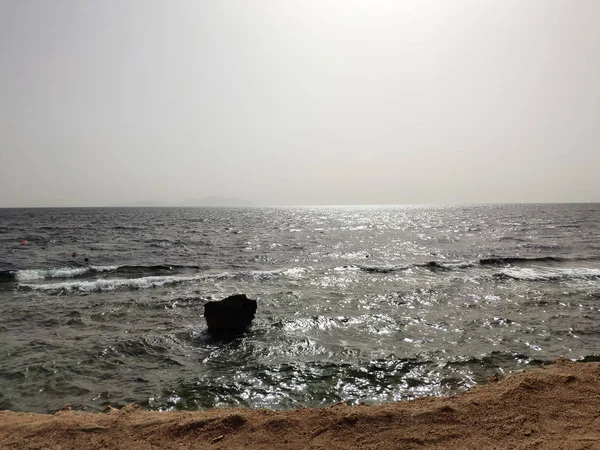 Laut merah dinyalakan oleh matahari musim panas Mesir — Stok Foto