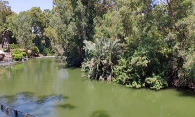 Ürdün nehri, birçok inananlar için kutsal bir yer