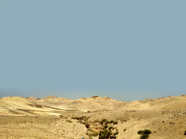 Пейзаж пустыни со скалами, холмами и горами — стоковое фото