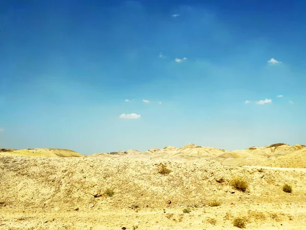 岩、丘、山々のある砂漠の土地景観 — ストック写真