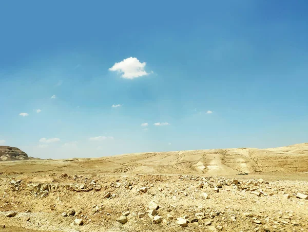 Kayalar, tepeler ve dağlar ile çöl arazi manzara — Stok fotoğraf