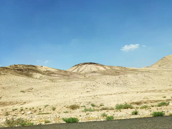 Paesaggio desertico con rocce, colline e montagne — Foto Stock