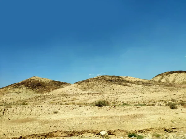 Пейзаж пустыни со скалами, холмами и горами — стоковое фото