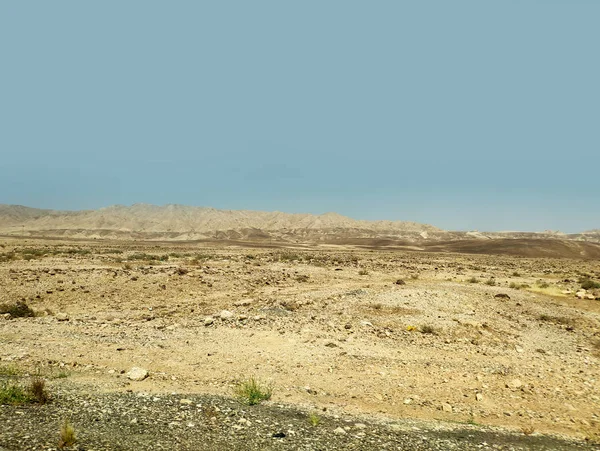 Öken land landskap med klippor, kullar och berg — Stockfoto