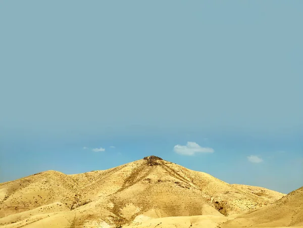 Pustynny krajobraz lądu ze skałami, wzgórzami i górami — Zdjęcie stockowe