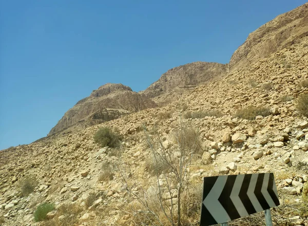 Paisaje de tierra desierta con rocas, colinas y montañas —  Fotos de Stock