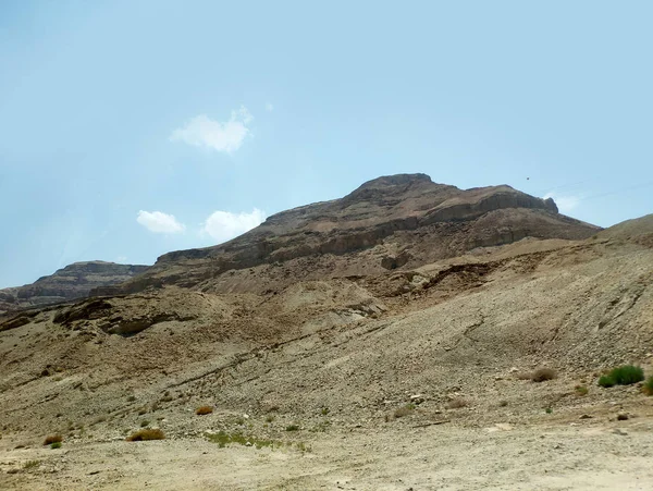 Paisaje de tierra desierta con rocas, colinas y montañas — Foto de Stock