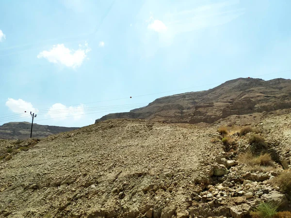 Paisaje de tierra desierta con rocas, colinas y montañas —  Fotos de Stock