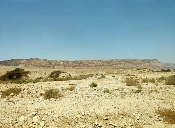 Paysage désertique avec rochers, collines et montagnes — Photo
