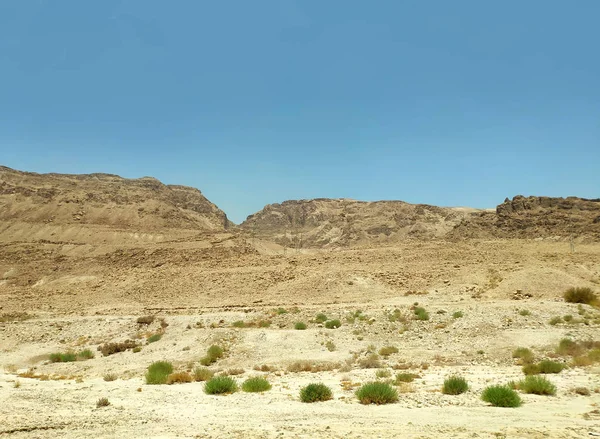 Пустельний пейзаж зі скелями, пагорбами та горами — стокове фото