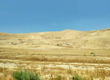 Kayalar, tepeler ve dağlar ile çöl manzara
