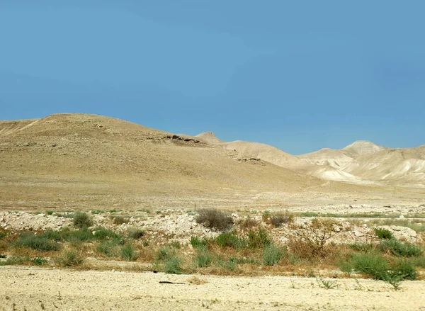 Пустынный пейзаж со скалами, холмами и горами — стоковое фото