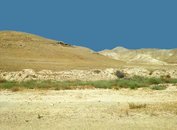 Kayalar, tepeler ve dağlar ile çöl manzara — Stok fotoğraf