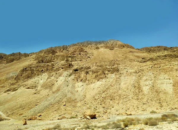 Пустынный пейзаж со скалами, холмами и горами — стоковое фото