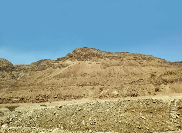 Paysage désertique avec rochers, collines et montagnes — Photo