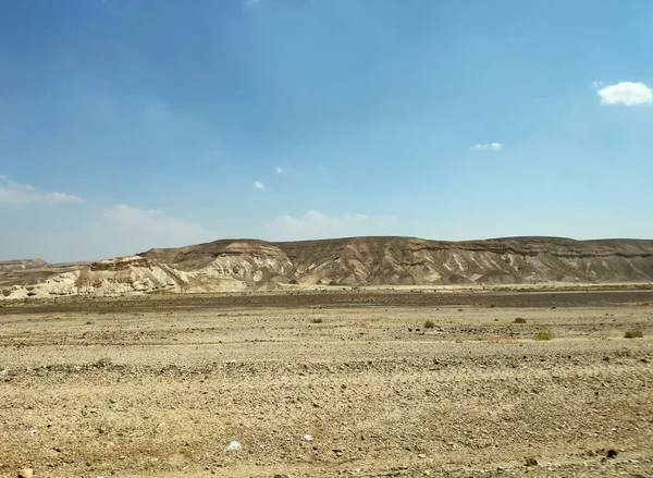 Paisagem do deserto com rochas, colinas e montanhas — Fotografia de Stock