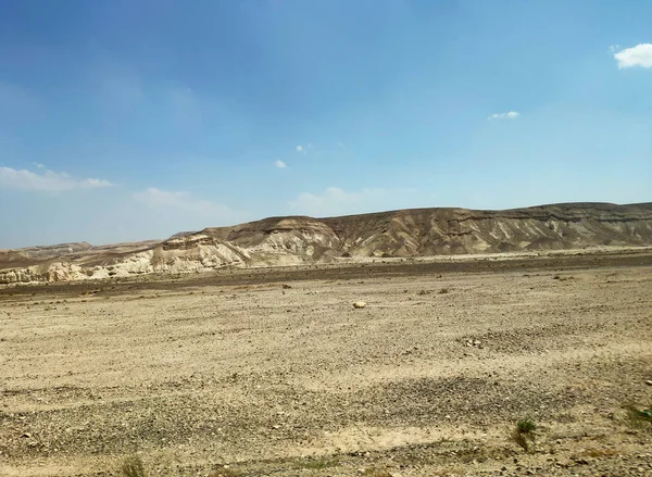 Paysage désertique avec rochers, collines et montagnes — Photo