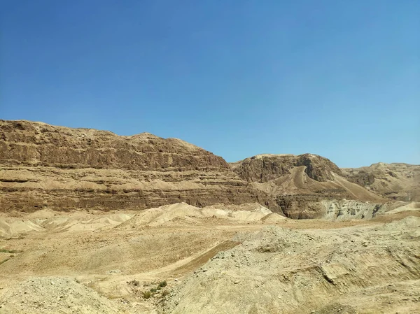 Woestijn landschap met rotsen, heuvels en bergen — Stockfoto