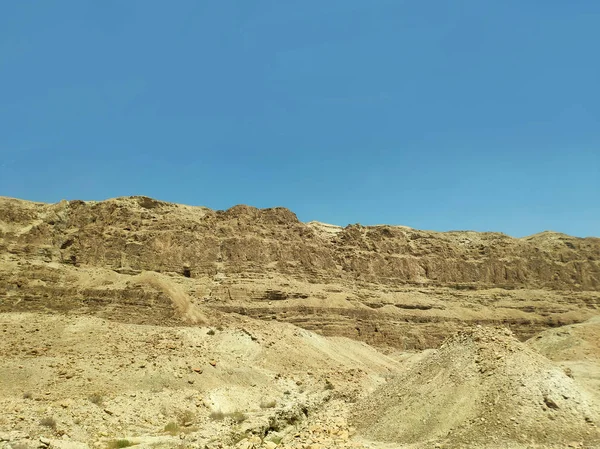 Paesaggio desertico con rocce, colline e montagne — Foto Stock