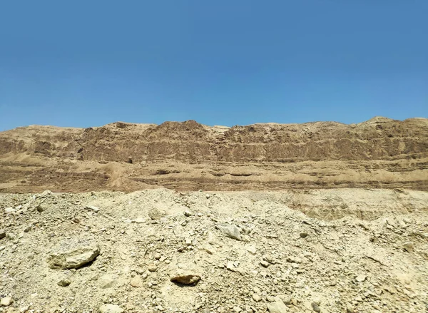 Paysage désertique avec rochers, collines et montagnes — Photo