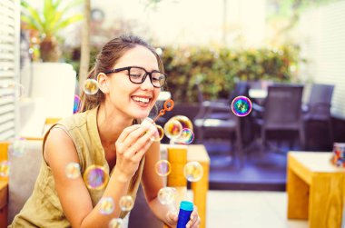 Mutlu genç kadın restoran bar - açık - mutluluk, eğleniyor güzel kız sabun köpüğü üfleme sevinç ve gençlik yaşam tarzı kavramı