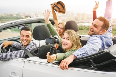 Mutlu arkadaş selfie ile çekim kamera Cabrio araba tatil - gençler eğleniyor cabriolet otomatik olarak onların road trip - dostluk, seyahat sırasında gençlik yaşam tarzı kavramı sopa