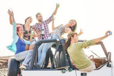 Selfie mobil akıllı telefon ile Cabrio araba - gençler eğleniyor alarak mutlu arkadaşlar grup parti onların yol - dostluk, tatil sırasında yapma, gençlik tatil yaşam tarzı kavramı