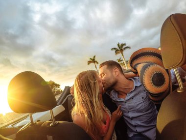 İhale biraz Cabrio araba onların yol gezisi - cabriolet otomatik olarak öpüşme mutlu romantik yeni evlendiği Tarih - aşk, ilişki ve gençlik romantik tatil yaşam tarzı sırasında sahip trendy genç çift