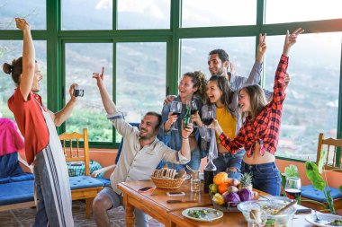 Taze sebze yeme ve içme kırmızı şarap - yemek ve villa Çiftlik ilçe birlikte eğlenerek mutlu insanlar - yemekte eski vintage fotoğraf makinesi ile fotoğraf çekme arkadaş grubu dostluk kavramı 