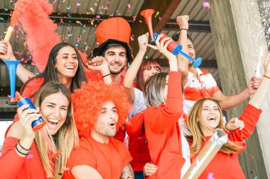 Destekçisi futbolseverleri Stadı'nda - heyecan arkadaşlar having fun club - gençlik, spor ve kutlama kazanan skor kavramı destekleyen genç grup maç futbol dünya izliyor