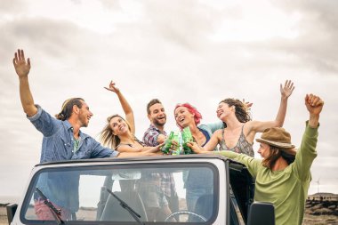 Mutlu arkadaş Cabrio araba - içme ve onların yol - dostluk, tatil sırasında gençlik tatil yaşam tarzı konsept parti yapma eğleniyor gençlerin bira ile tezahürat grubu