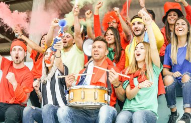 Destekçisi futbolseverleri uluslararası futbol maçı - heyecan arkadaşlar spor dünya oyun Stadyumu'nda - gençlik, exulting eğlenceli ve kavram puan edinildi kutlama sahip genç grup izlerken