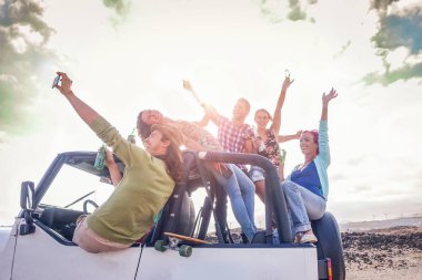 Mutlu arkadaş road trip - seyahat, dostlukları sırasında gençlik yaşam tarzı vcation - genç insanlar içki şampanya ve alma selfie Cabrio araba üzerinde eğleniyor grubu kavramı tatil