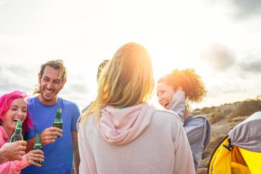 Bira içme ve eğlenmek mutlu arkadaşları çadır açık - zevk ve birlikte tatil gülüyor gençlerin grup - seyahat ve gençlik tatil yaşam tarzı konsepti ile kamp