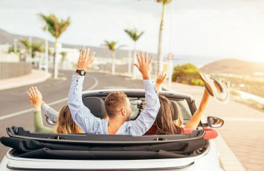 Mutlu arkadaş eğlenmek Cabrio araba tatil - parti yapma ve bir cabrio içinde dans gençler gün batımında road trip - dostluk, seyahat sırasında gençlik yaşam tarzı kavramı otomatik