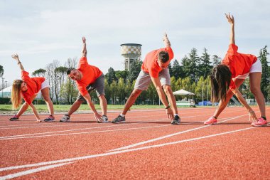 Sportif arkadaşlarım streching bacaklar çalıştırmadan - genç koşucular birlikte eğitim açık - sağlık kavramı insanlar için bir yarış egzersiz