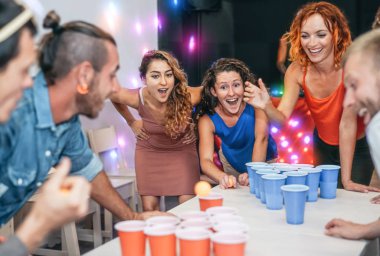 Mutlu arkadaş barda bira pong oyun grubu kokteyl bar - genç millennials insanlar eğlenmek parti alkol yapıyor oyun geceleri - dostluk ve gençlik yaşam tarzı gece hayatı kavramı