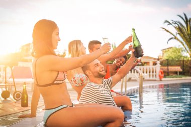 Mutlu arkadaş batımında - tatil - dostluk, tatil, gençlik yaşam tarzı kavramı Barbekü poolparty şampanya içiyor gençler gülen ve having eğlenceli parti bir havuz yapım grubu